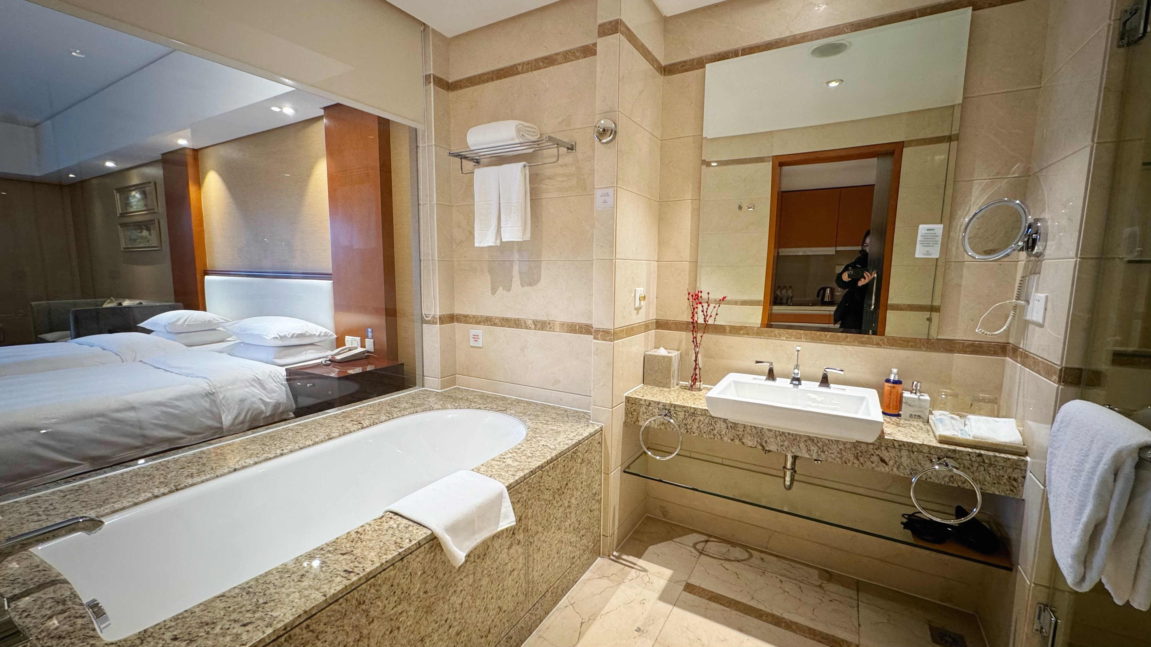 落地窗湖景双床房