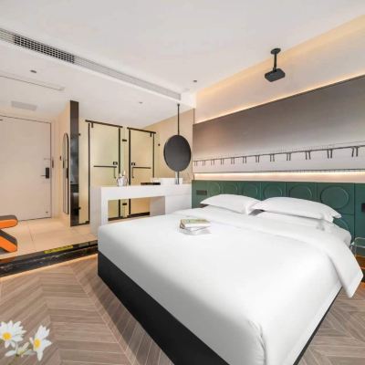 午逅丨星際大床房『闊幕極米投影+全身鏡休閒座椅』 K·W高空觀景飯店（重慶解放碑步行街洪崖洞店）優惠