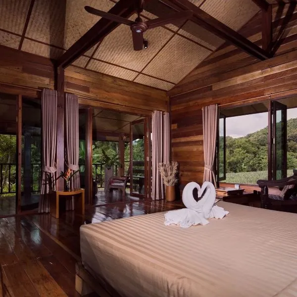 Traditional Studio, 1 King Bed, Garden View