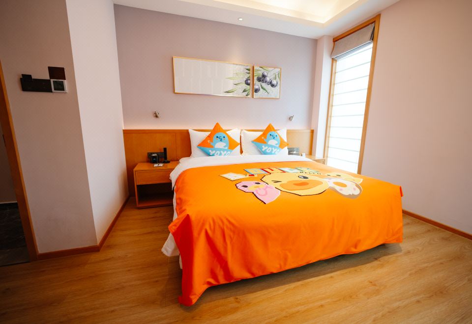 複式雙卧親子別墅（小黃鴨）|落地窗庭院近景+獨立客廳