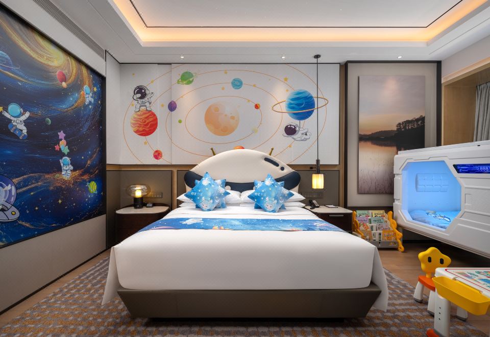 Sheraton Baohua HotelCandy STAR Galactic Theme Family Room (Space Capsule With Floor-to-Ceiling City View)