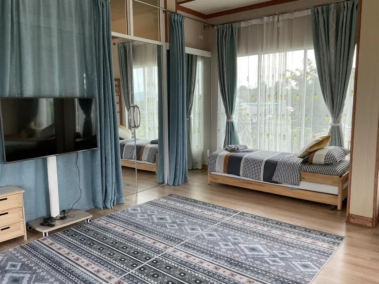 ห้องดีลักซ์วิวสระว่ายน้ำและทะเลสาบ