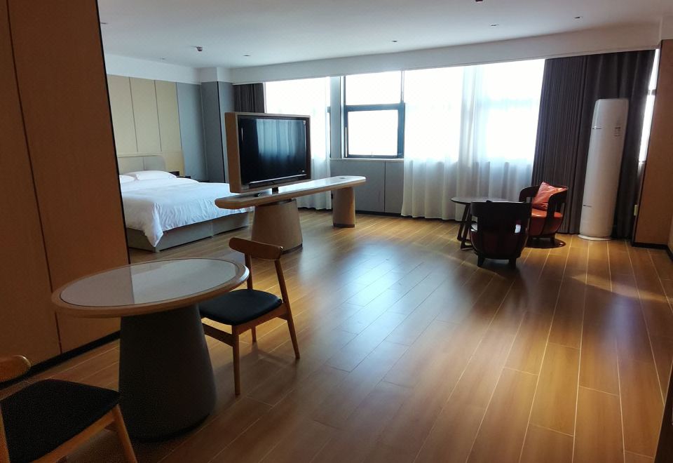 豪華套房（寬敞明亮+零壓床墊+辦公椅子）