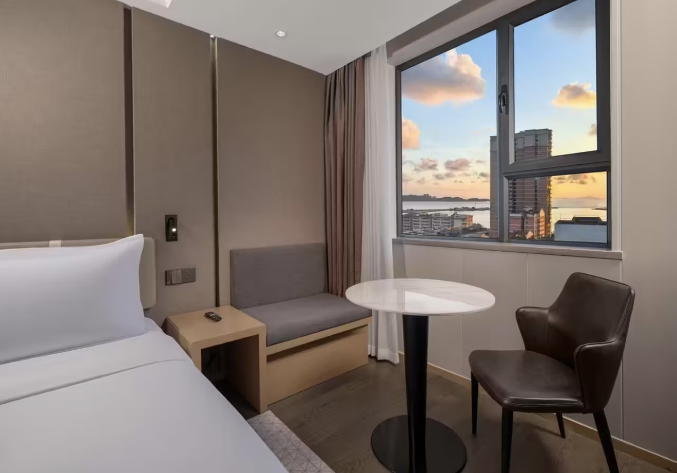 Holiday Inn Express Zhuhai Grand Theater by IHG优享大床房（办公桌椅+人体工学沙发+冰箱+投屏电视）