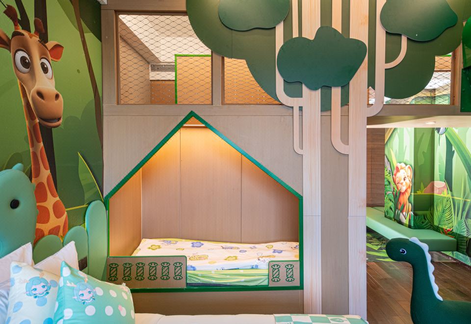 丛林探索树屋滑梯房