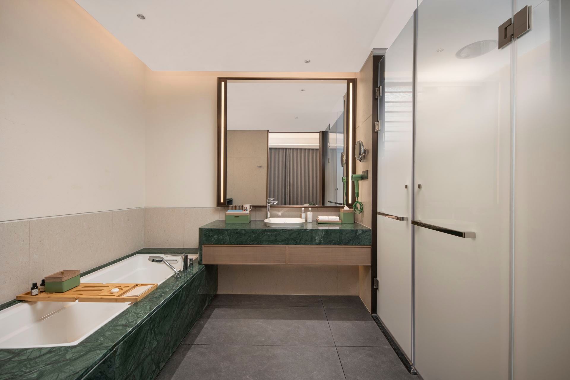 Three-Bedroom Villa (2 King Beds + 1 Single Bed, Courtyard Access)