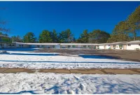 Love Hotels Tomahawk by OYO at Lake Mohawksin WI のホテル