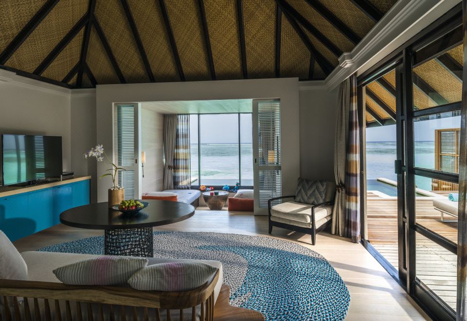 帶泳池的日出家庭水上別墅