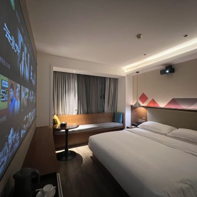 影院大床房（巨幕投影+手機投屏） 柏曼飯店（廣州東站梅花園地鐵站店）優惠