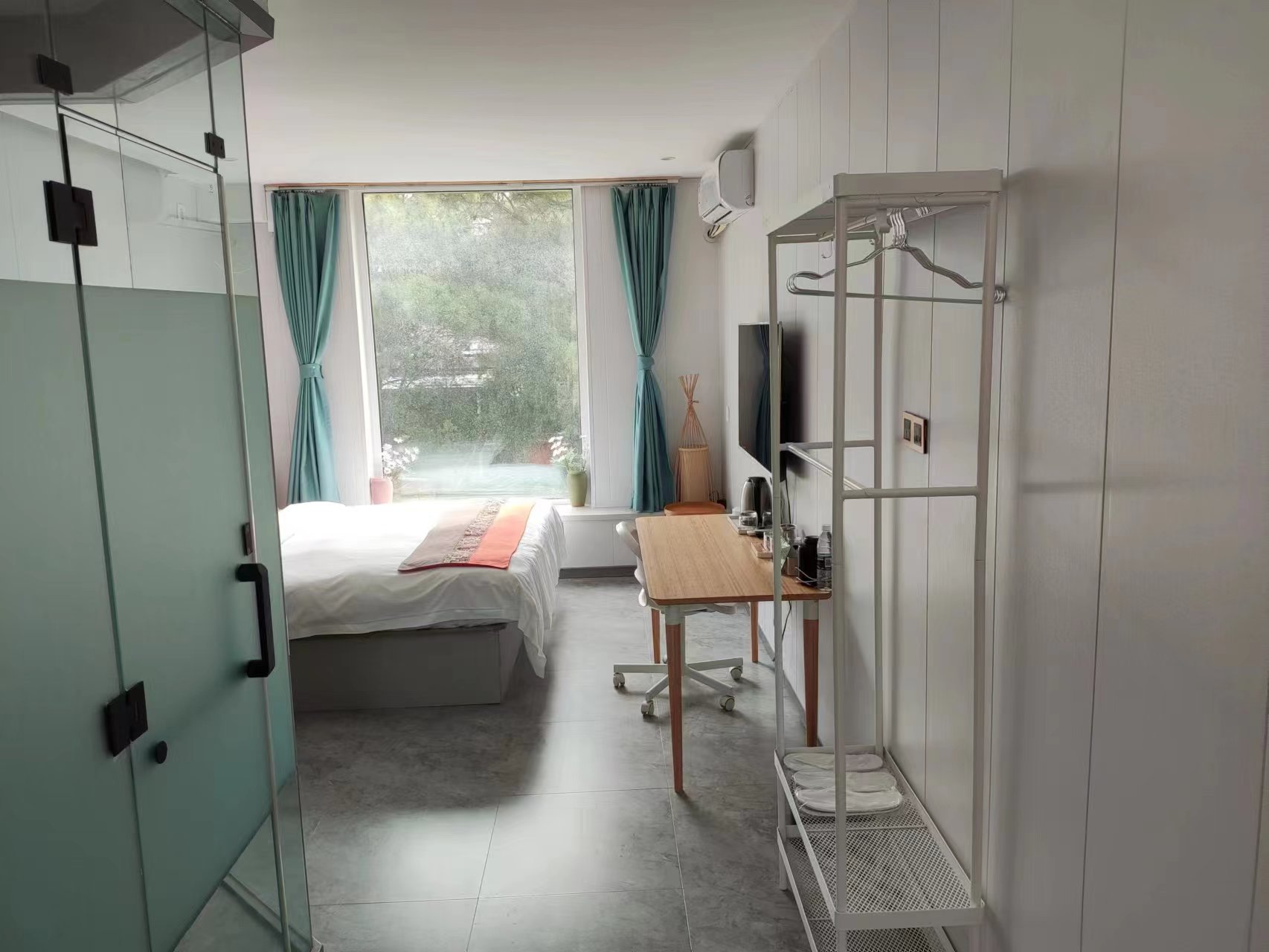 观海loft家庭房（全景飘窗+休闲桌椅）