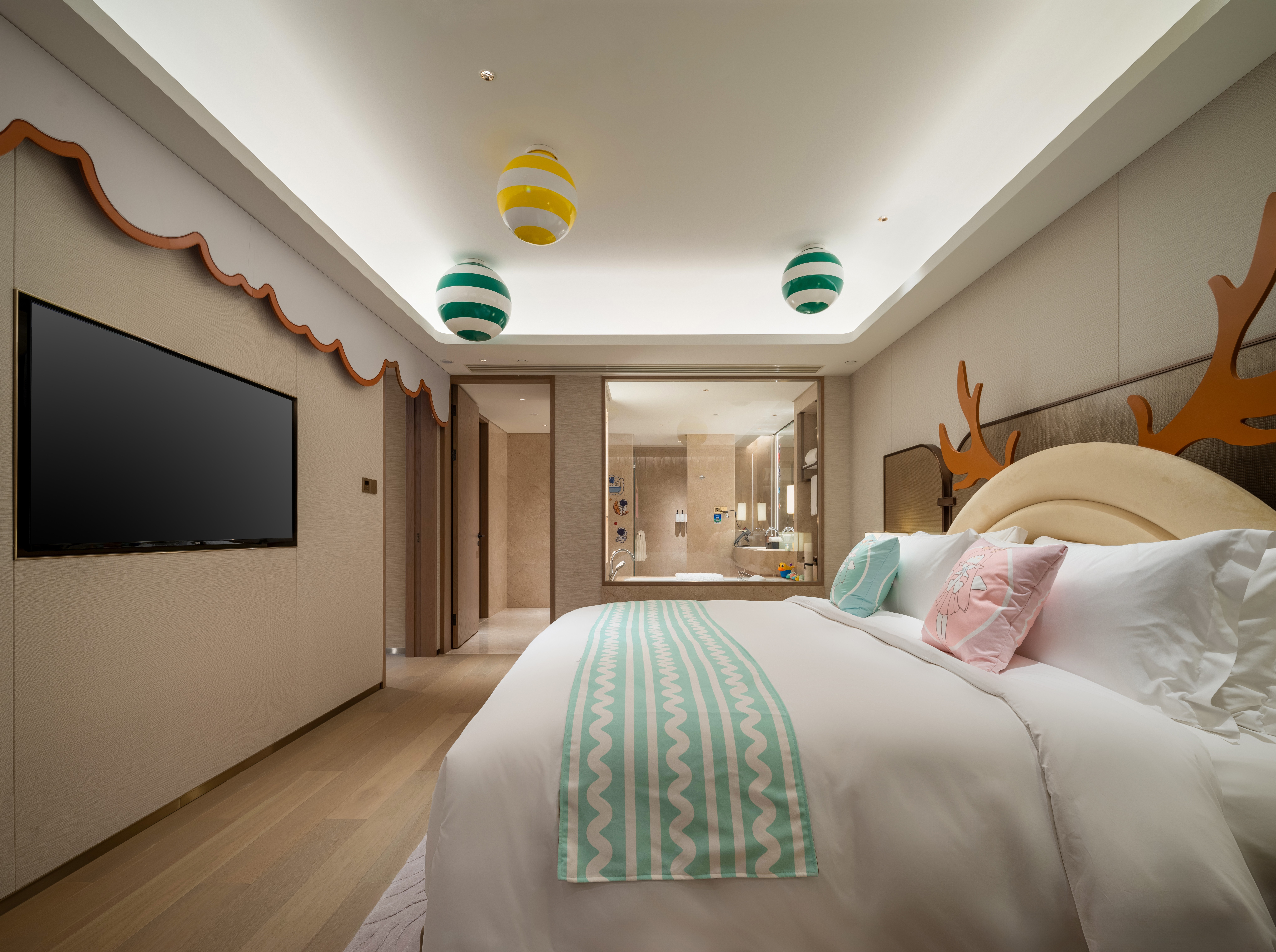 糖果飞屋太空主题家庭套房||童年木马+小童玩具+浴缸