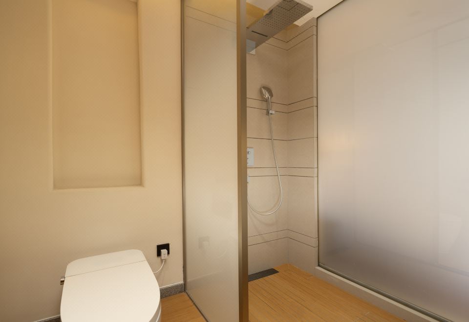 Golden Top Queen Bed Room On The Lake (Balcony With View + Smart Toilet + Goose Down Quilt + Smart Voice)