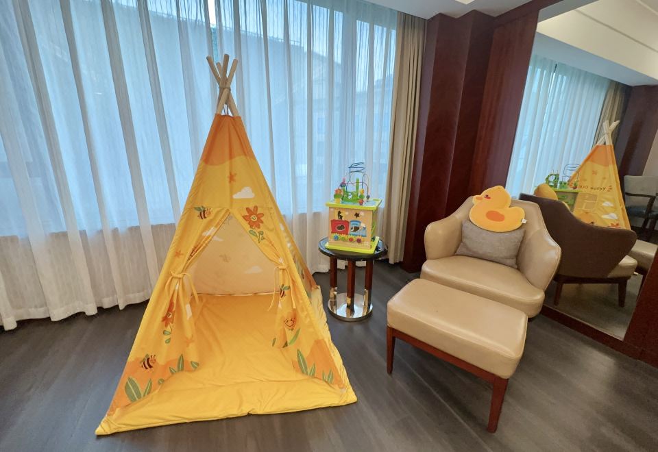 小黄鸭亲子大床房