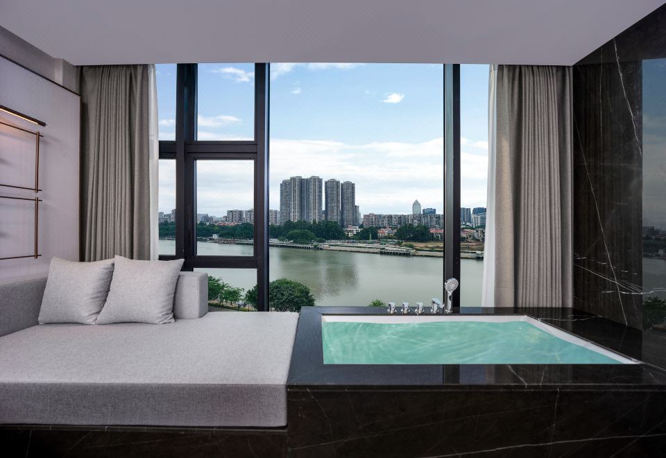 豪华江景大床房（江景浴缸+窗外美景+Mini Bar）