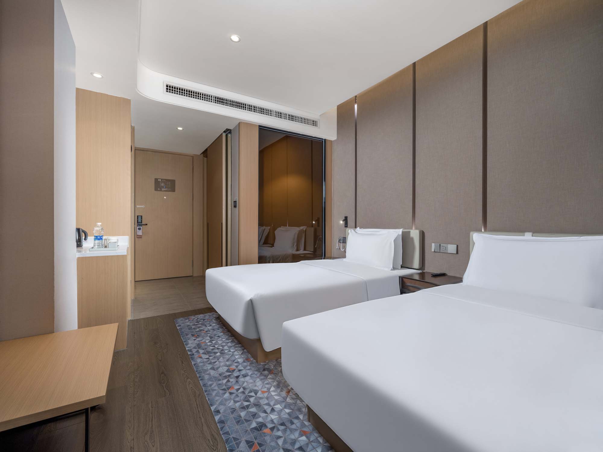 Holiday Inn Express Zhuhai Grand Theater by IHG高级双床房（65寸电视+可手机投屏+冰箱+办公桌椅）