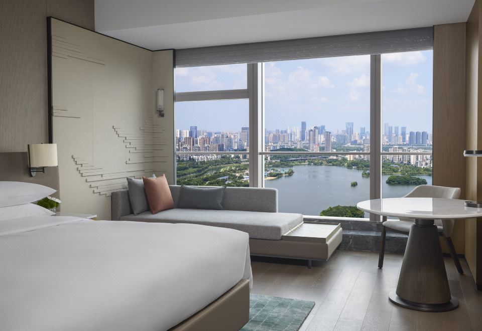 行政湖景特大床房【览岳麓山脉湘江灯光落日余晖】