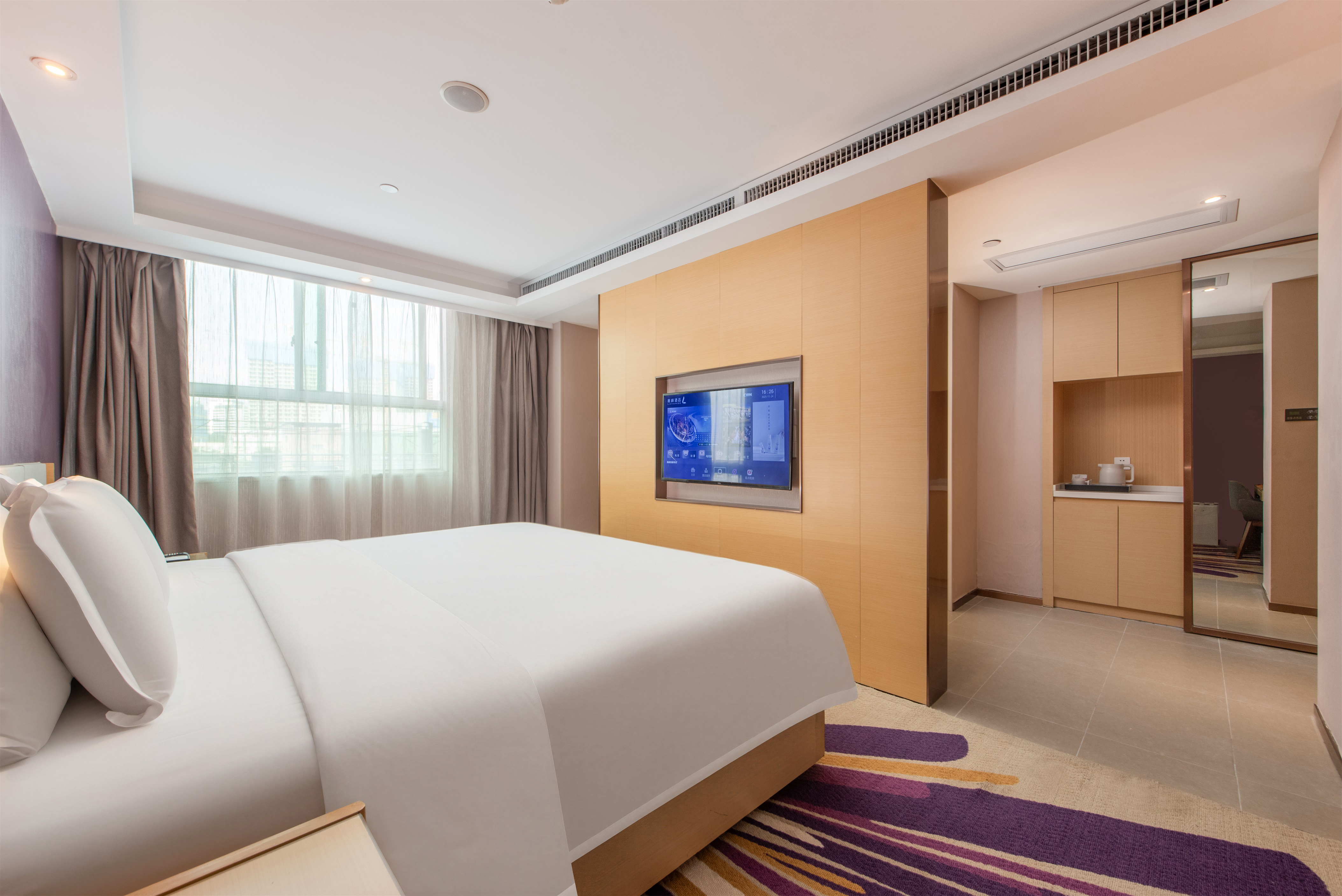 Lavande Hotel (Huawei Gangtou Metro Station)商务大床房 [零压床垫＋超大落地镜＋商务办公桌]