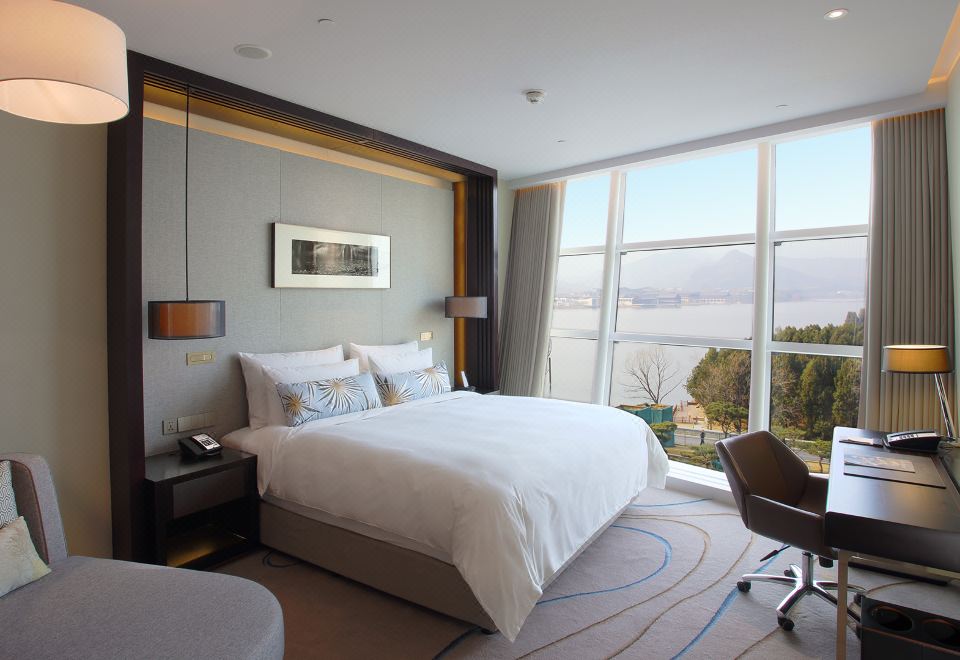 Sunrise Kempinski Hotel BeijingRomantic Moment Deluxe Lake View King Bed Room