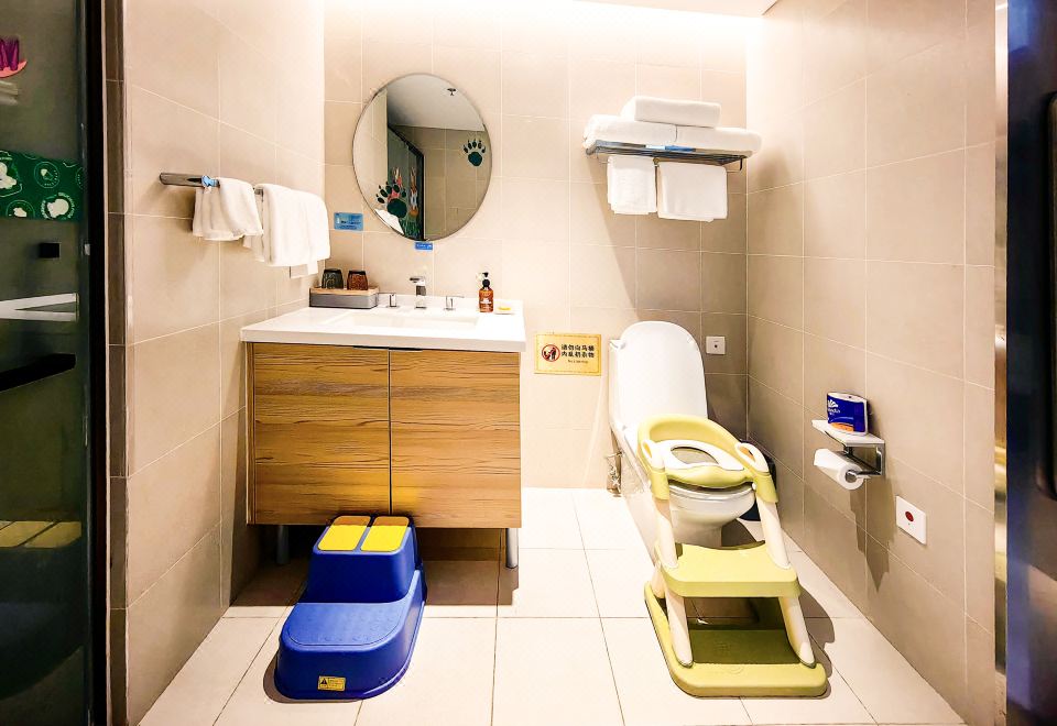 Bejing Yanqing Alpine Skiing Resort HotelSpatio Temporal Dragon Knight Themed - Triple Beds Room