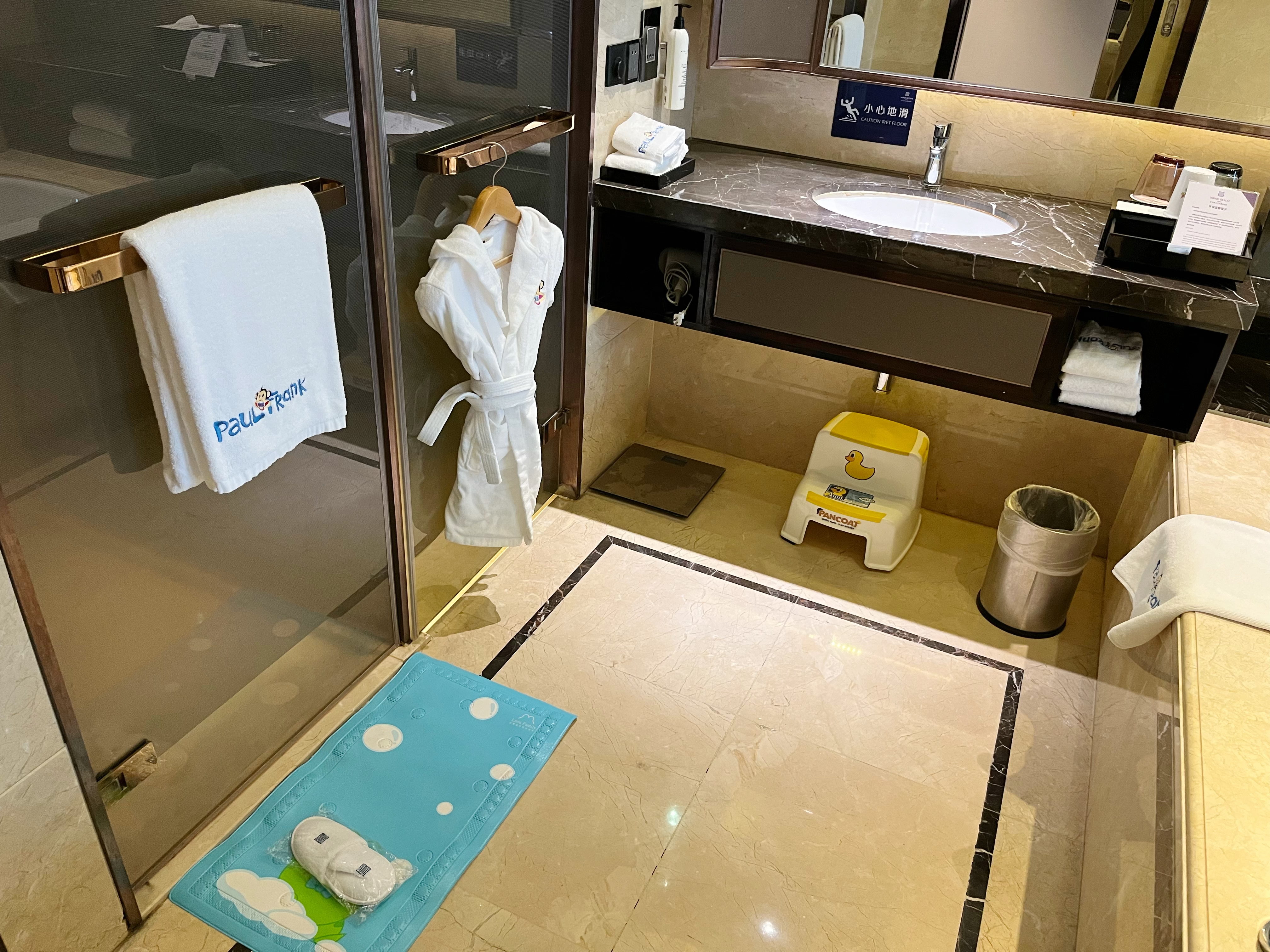 家庭亲子房+卡通床品+小童用品