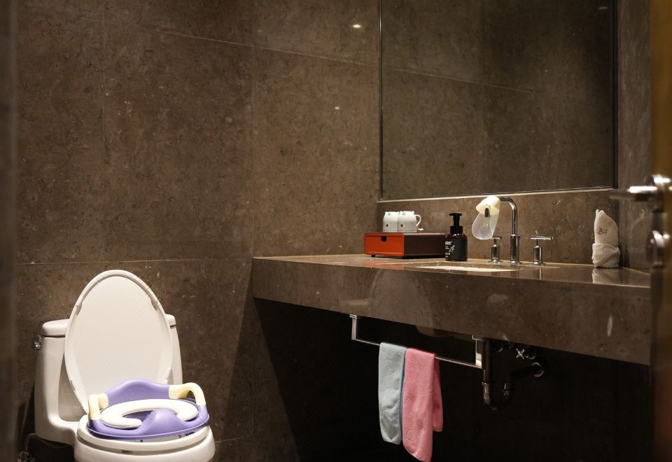 湖景主題親子低敏套房（Acca Kappa洗護用品）智能馬桶