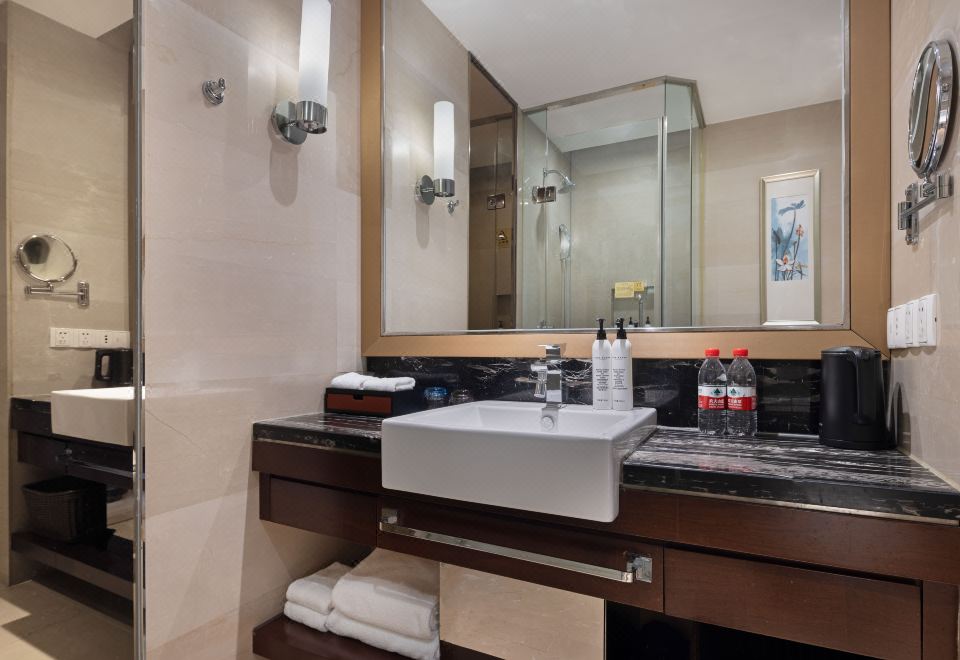 Rising Butterfly Hotel, Chengdu TaiKoo LiSuperior Deluxe Twin Room With Soft Bathrobe And Acca Kappa Toiletries