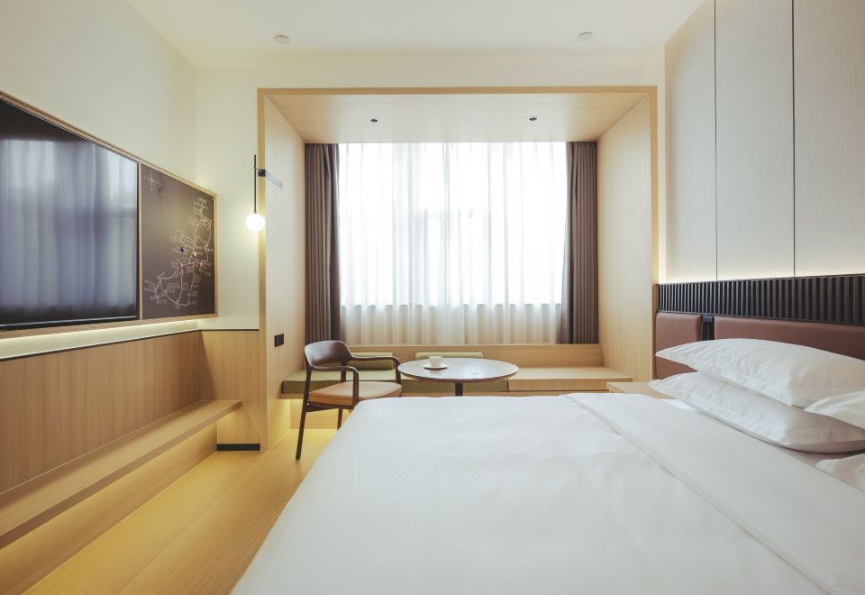 高级街景大床房【城市街景+mini吧+智能马桶】