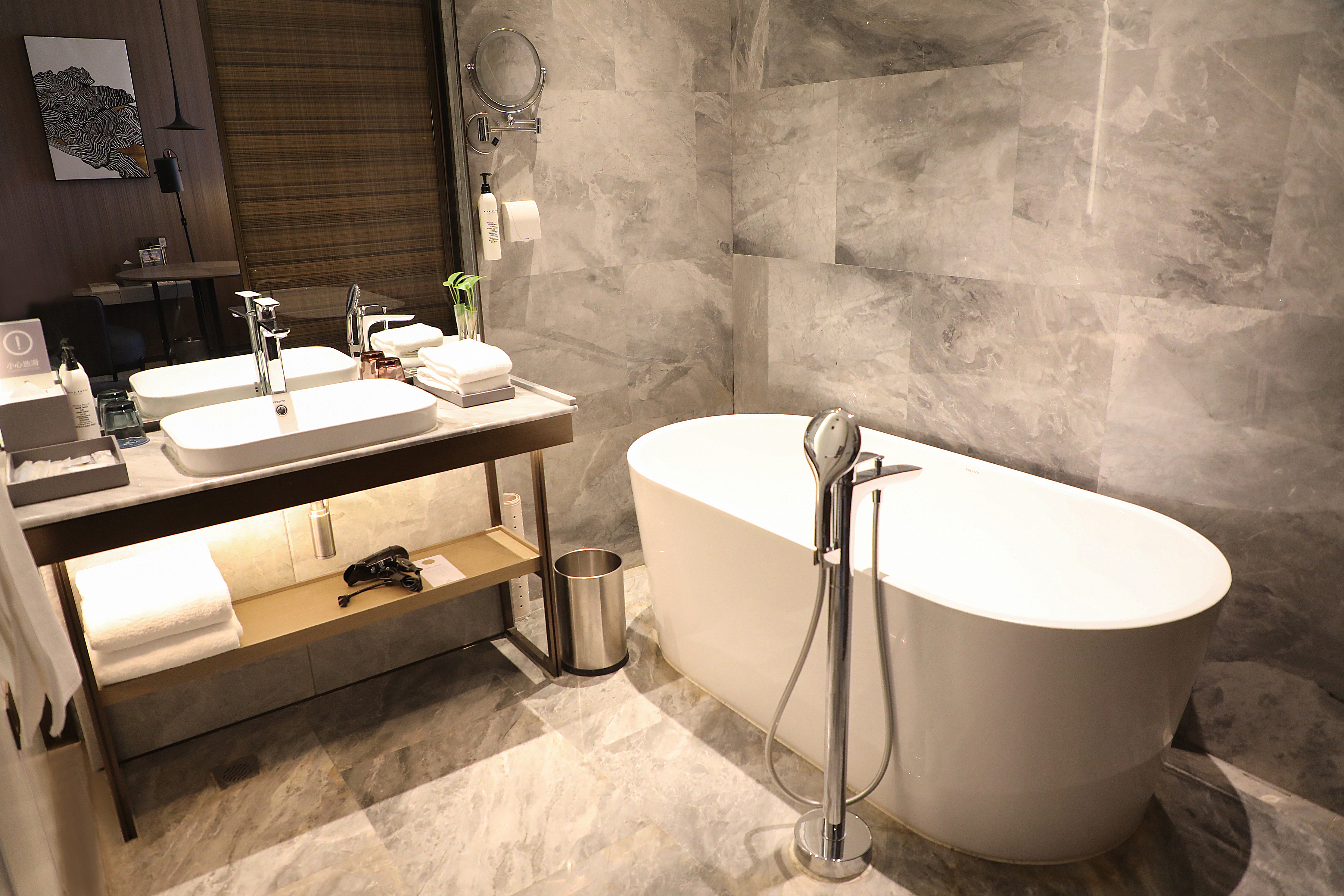 高级豪华大床房（繁华街景+落地窗+AccaKappa洗护）