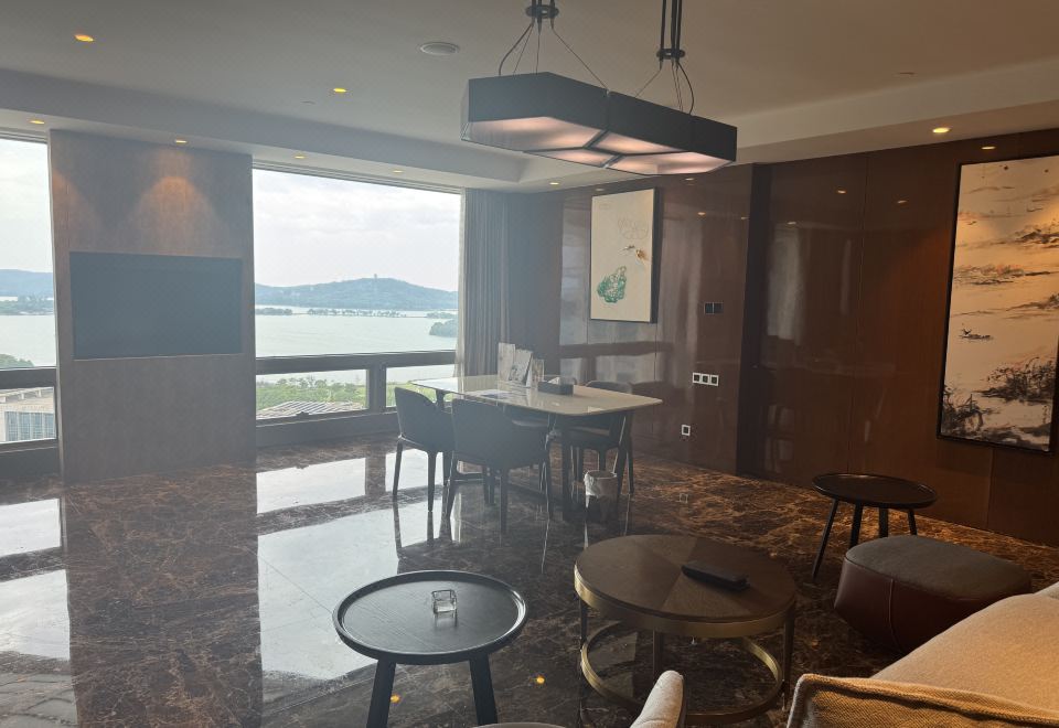 豪華側湖景低敏套房（Acca Kappa洗護用品）智能馬桶