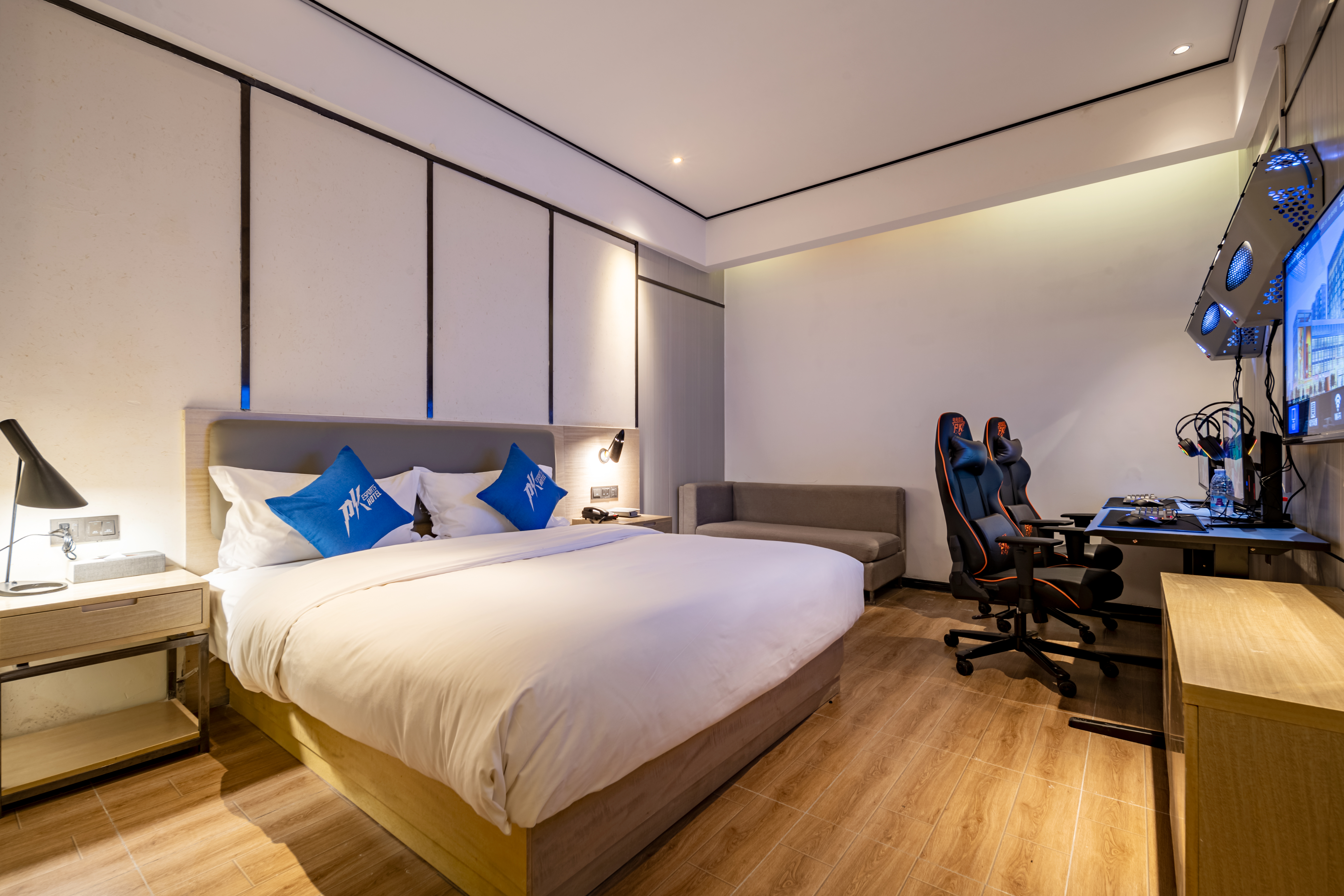 豪華電競大床房[RTX3070Ti+32G+i5-12490+27寸2K+M2-240G網吧特權]