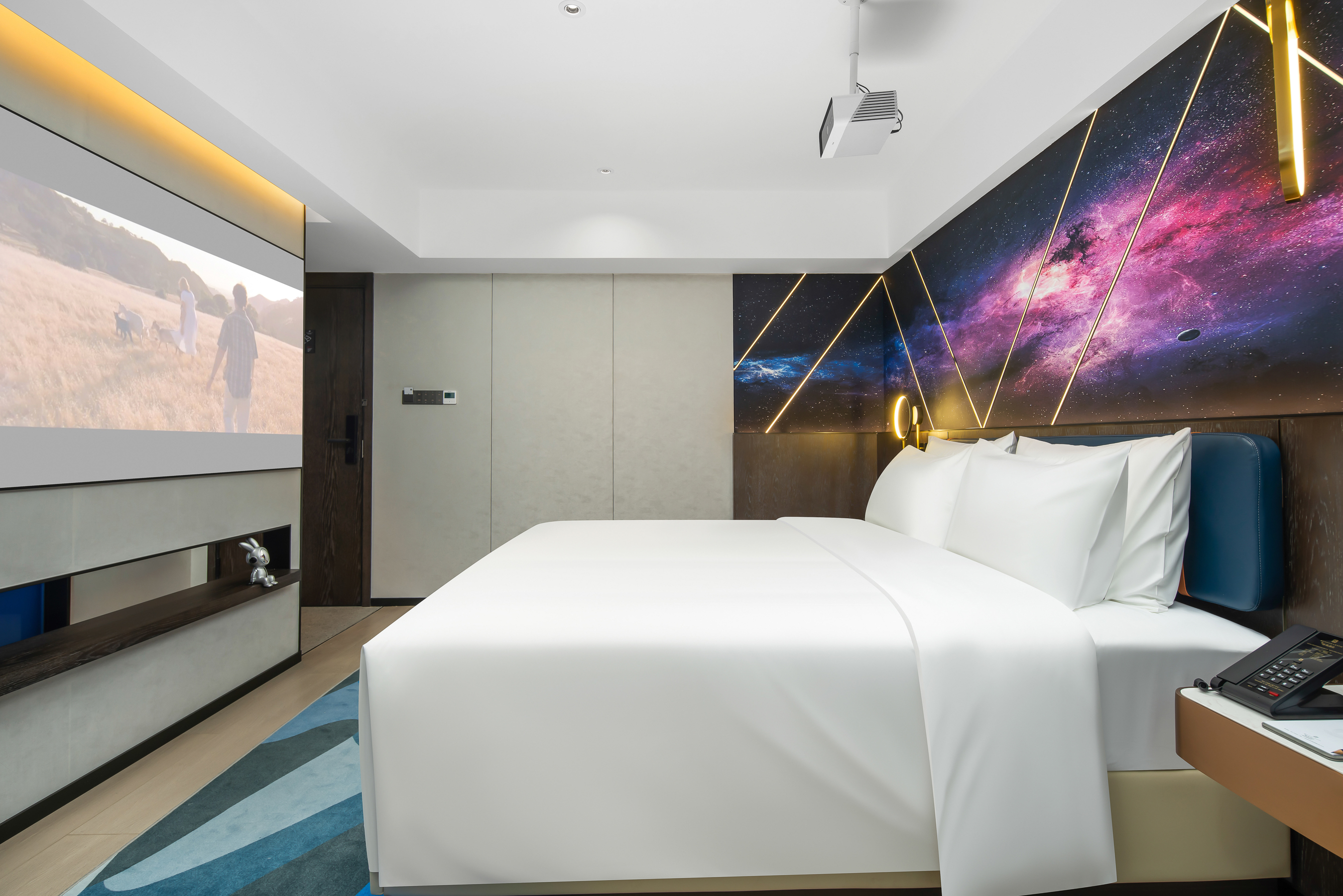 动感时尚影视大床房