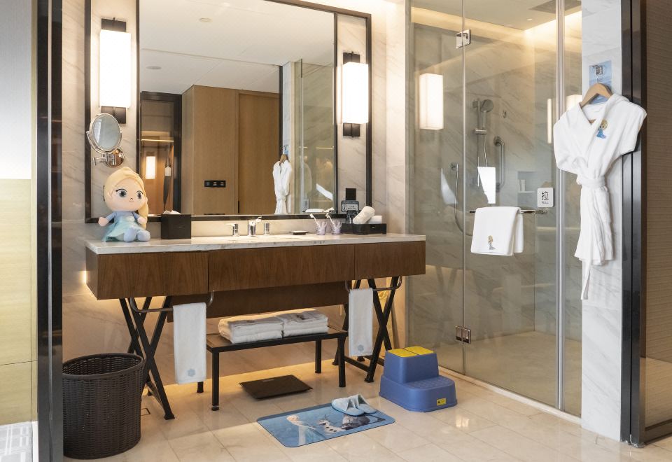 Radisson Hangzhou QianjiangFrozen Theme Family Room