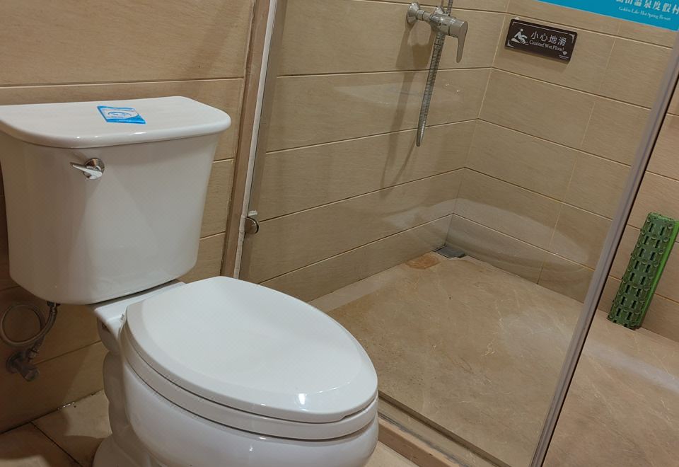 Baodun Lake Hushan Hot Spring ResortVenice Hot Spring Suite - Near Water (Soaking tub)