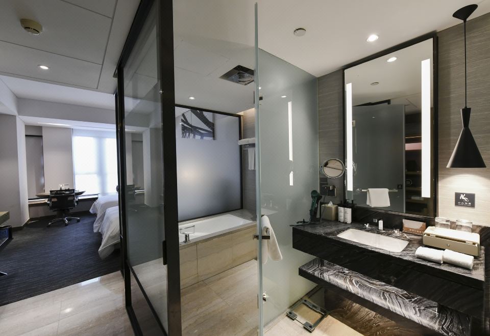 畅享河景家庭联通套房