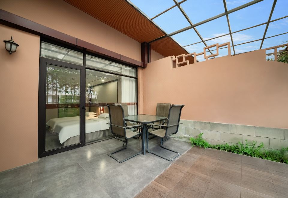 Phoenix Regalia Hotel (Chengdu Chunxi Road Taikoo Li Store)Standard Room With View