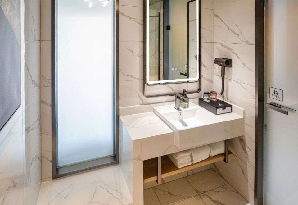 H Hotel (Chifeng Municipal Government High-speed Railway Station)Smart Executive Room (Double Bed)