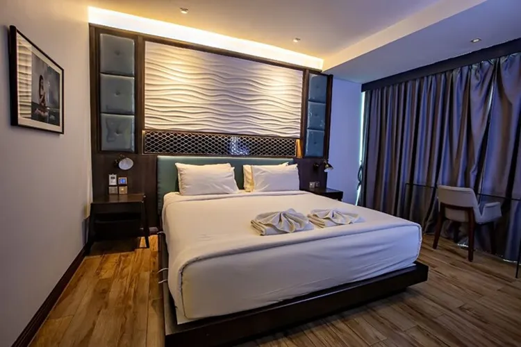 ห้องดีลักซ์ เตียงใหญ่ 1 เตียง
