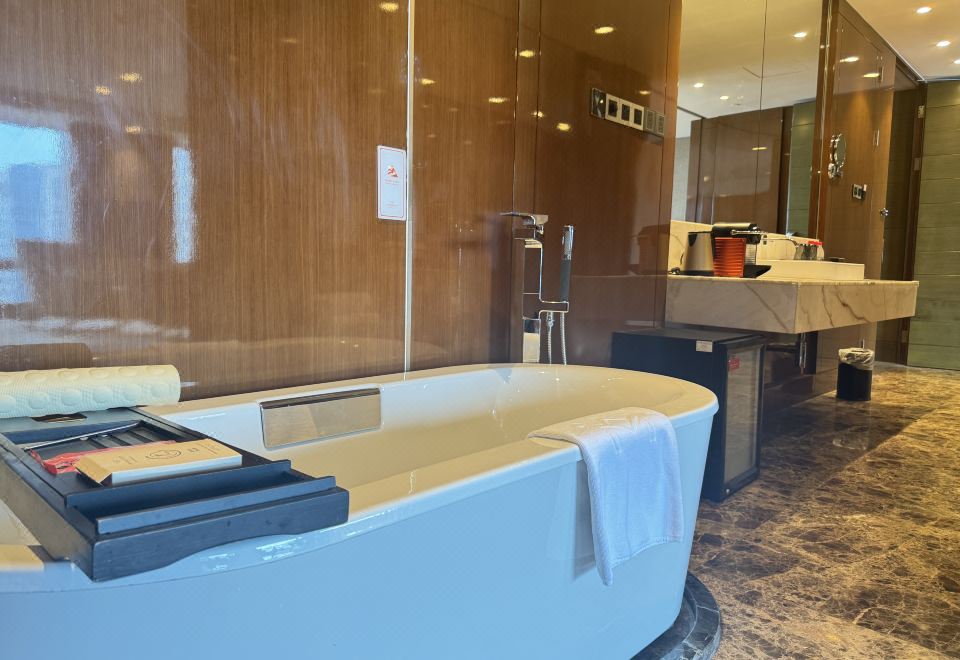 豪華側湖景低敏套房（Acca Kappa洗護用品）智能馬桶