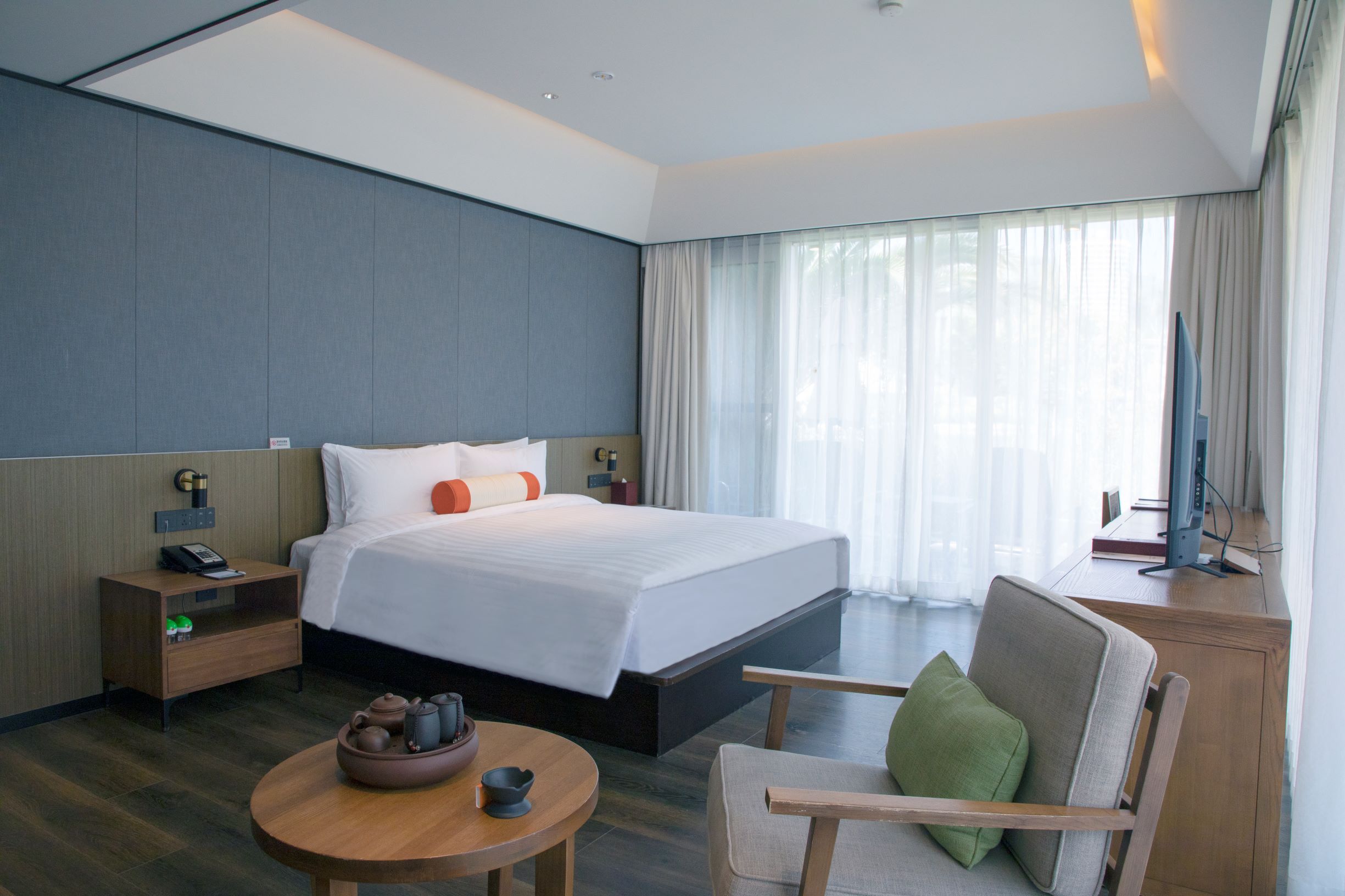 湖畔豪华套房（一室一厅+超大浴缸+观景露台）