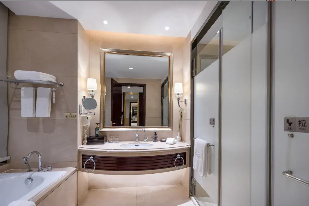 豪华湖景家庭房