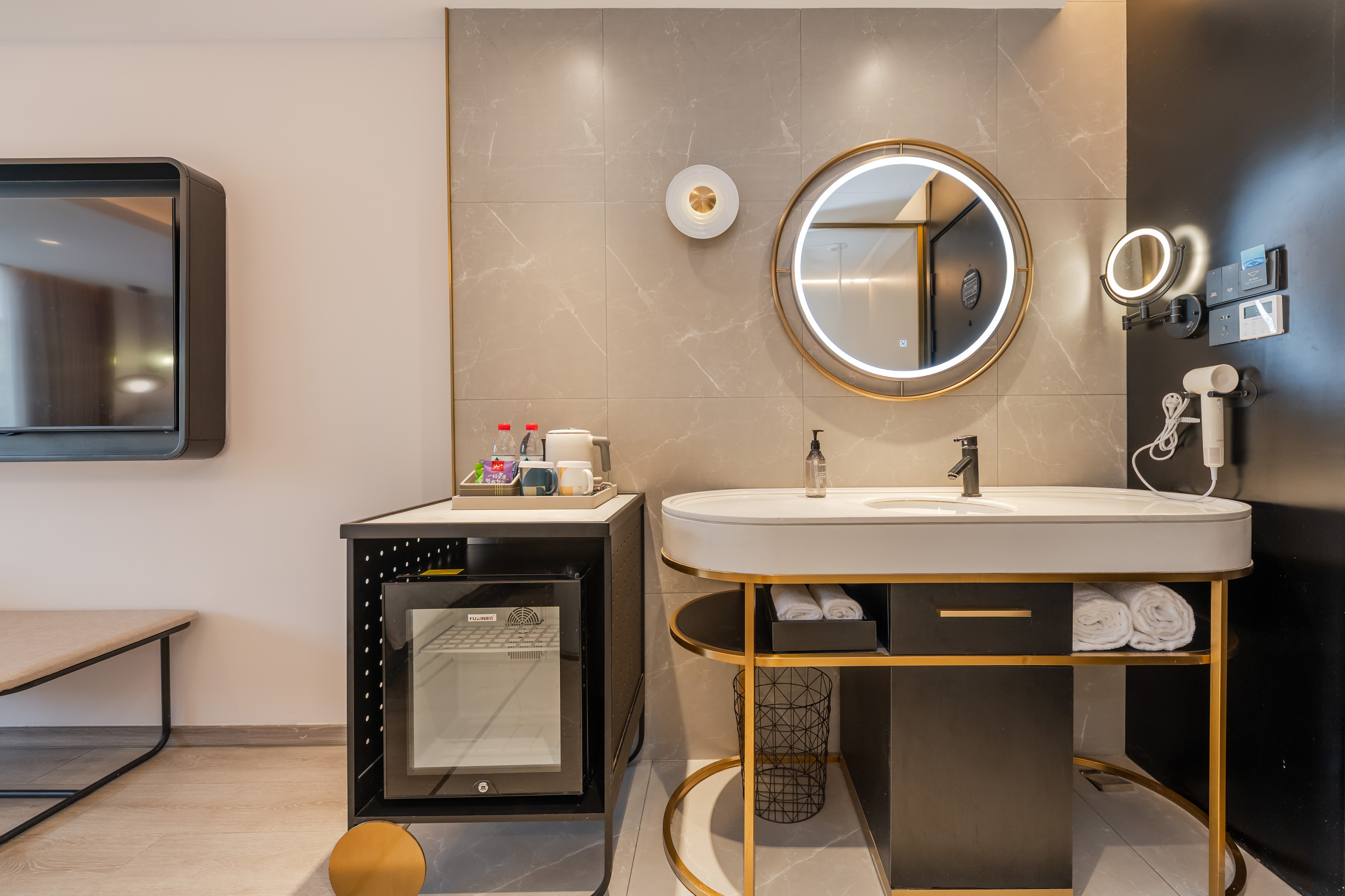 家庭房（智能投屏+徕芬吹风机）