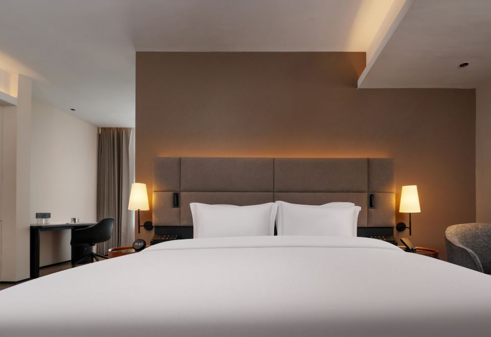 Deluxe Executive Suite (Double Bed) (Living Room, Air Conditioner)