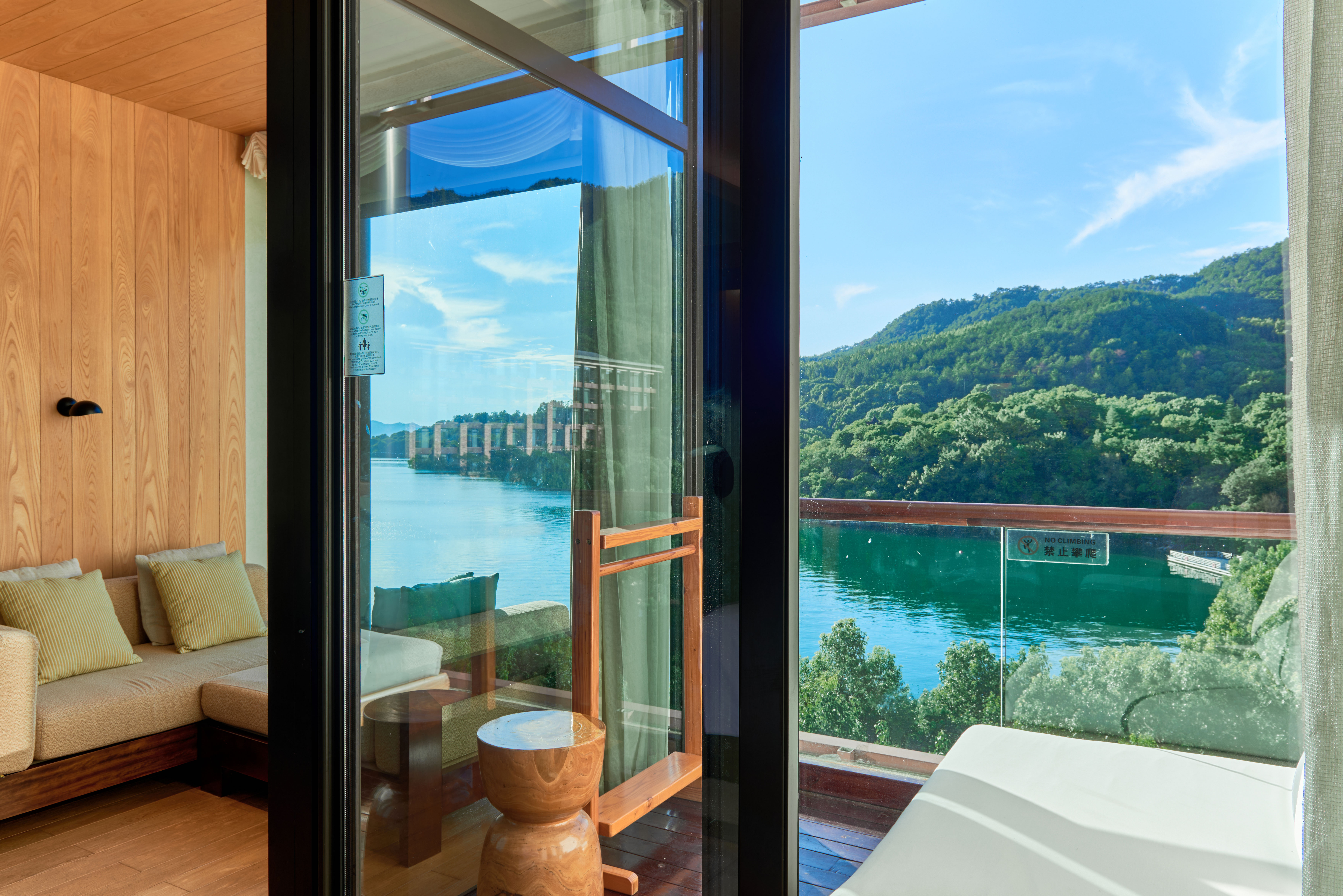 Intercontinental One Thousand Island Lake Resort尊享灯塔湖景双床房