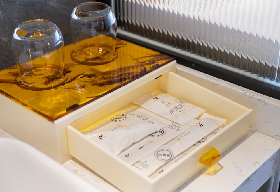 轻奢轻悦大床房（智能投屏+冰箱+休闲办公）