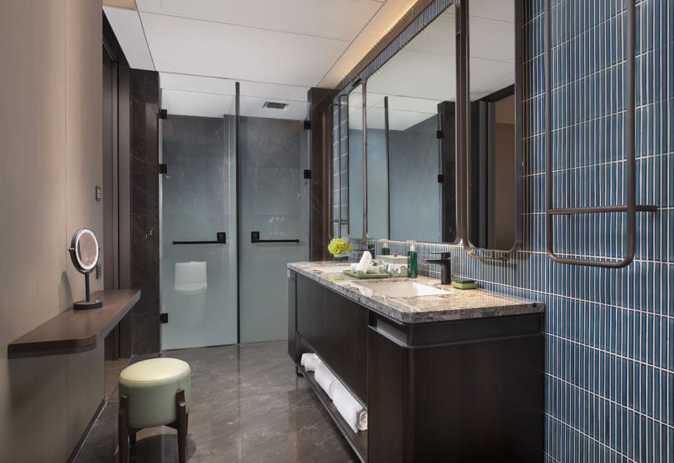 Hotel Indigo Suzhou Yangcheng PeninsulaDeluxe Garden-view Queen Room