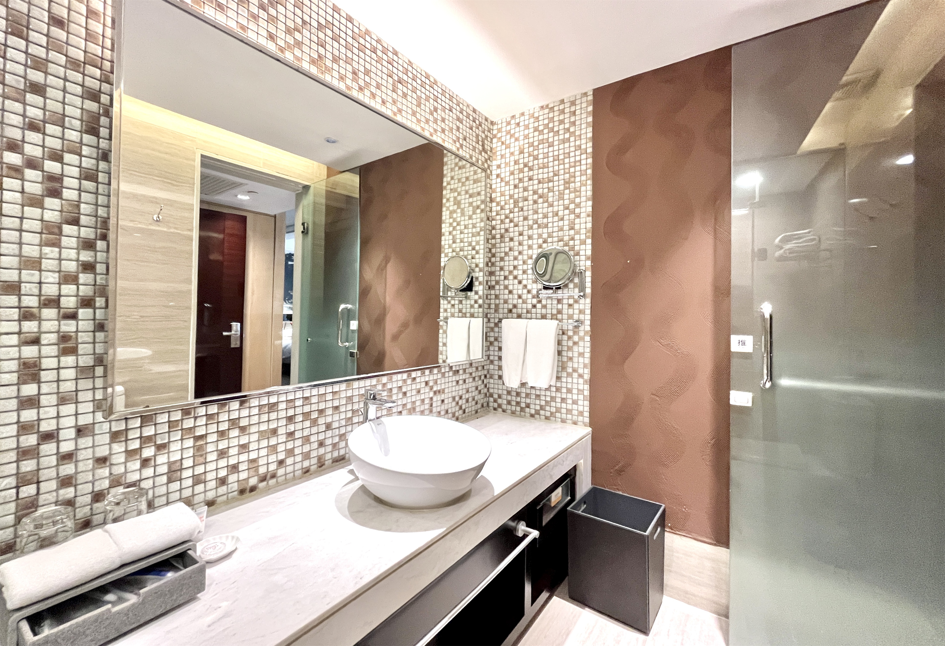 豪华影音双床房（120寸投影幕布+空气净化器）