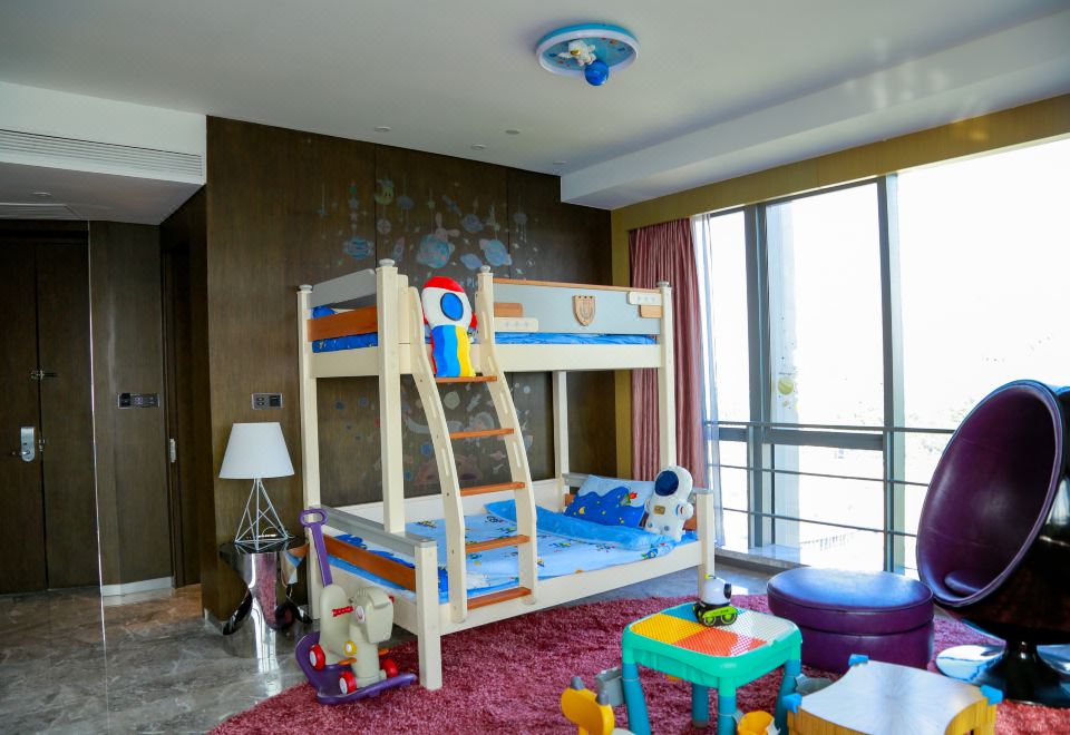 太空漫游家庭親子全景套房（大床+子母床）