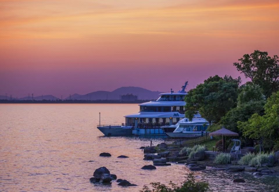 180度全湖景雙床房