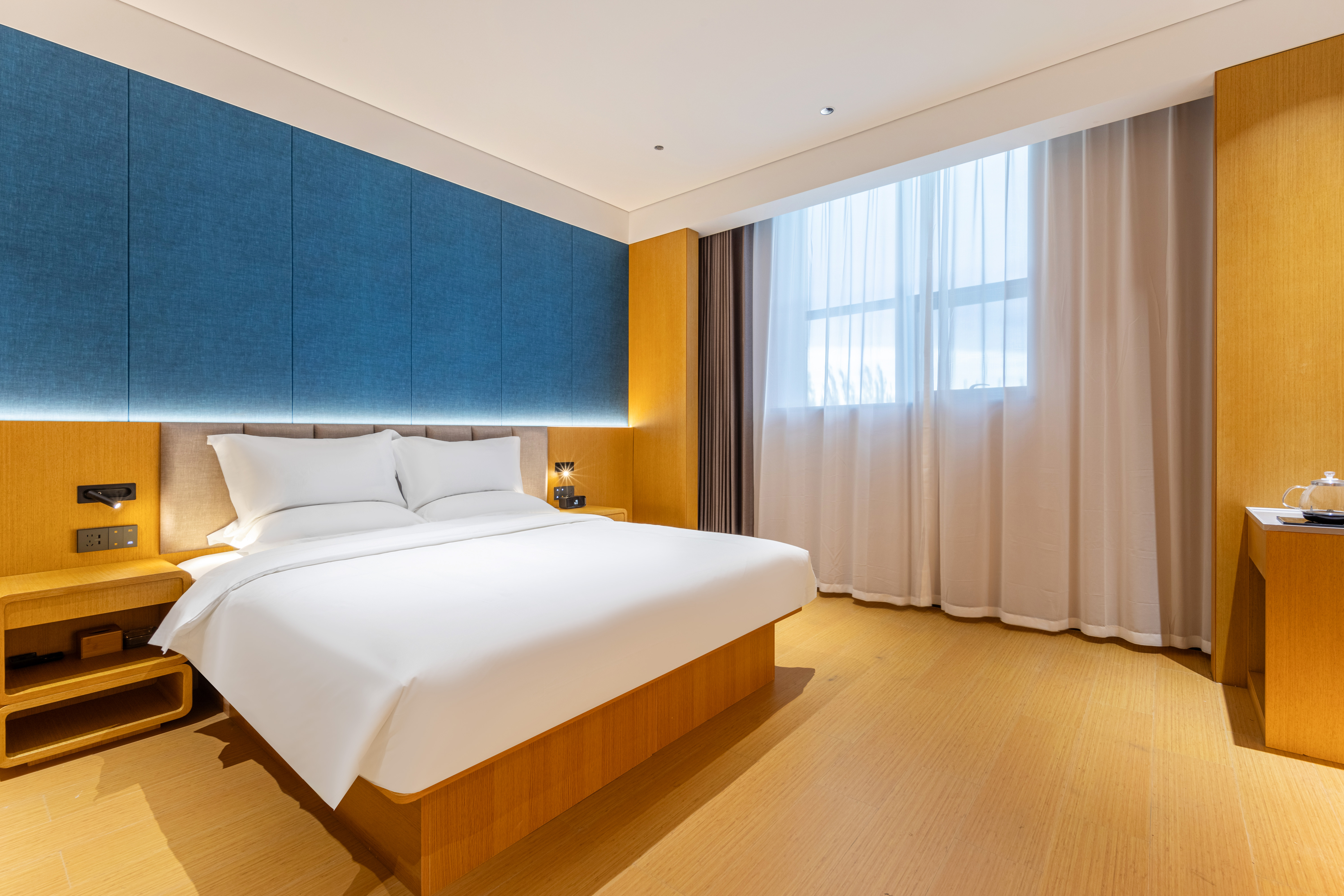 大床房「全屋智能客控|天貓精靈智能音響|負離子吹風機|恆温馬桶|65寸高清電視投屏」