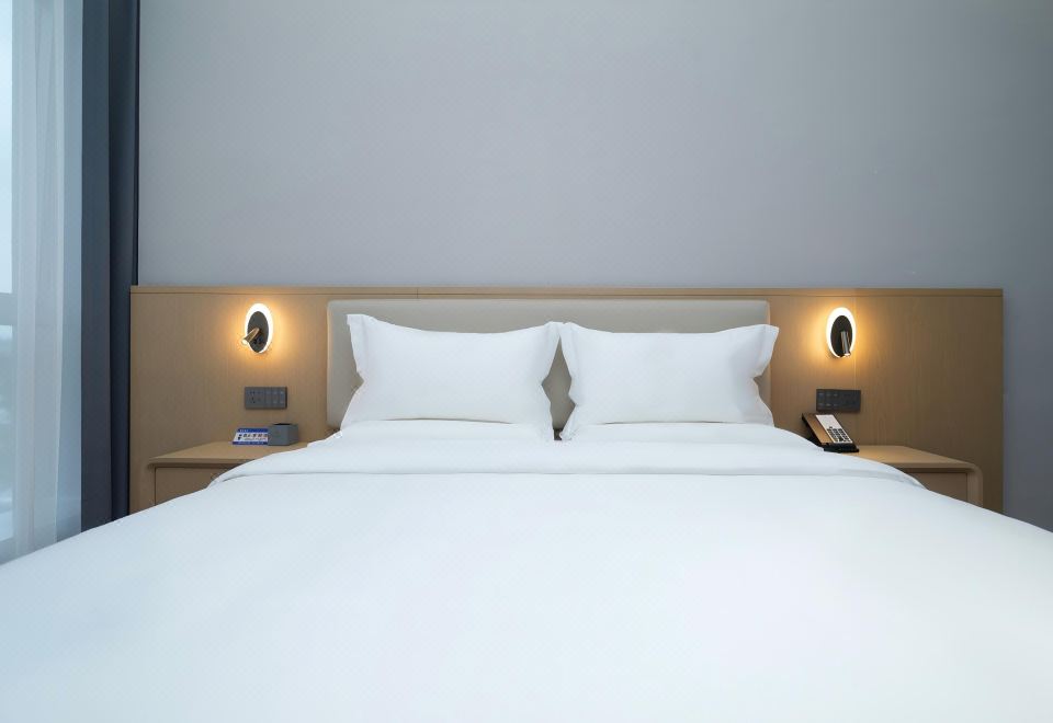 尊享棋牌大床房︱记忆床垫︱全屋声控︱记忆枕︱智能投屏